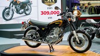 Tak lupa penggunaan aksen chrome mulai dari spakbor, speedometer, velg jari-jari, spion, hingga dual shockbreaker. Secara umum tampang Yamaha SR400 tidak jauh berbeda dengan produksi 1978. Area kerangka menggunakan half-duplex cradle namun mesin tak lagi bernafas menggunakan karburator tunggal, sekarang menggunakan sistem injeksi elektronik. Foto: Yamaha Thailand
