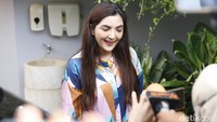 Dengan rambut panjang yang digerai, Ashanty tampak ramah menyapa awak media. (Foto: Noel/detikcom) 
