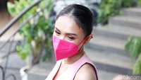 Yuni Shara terlihat mengenakan busana simpel bernuansa pink. (Foto: Noel/detikcom) 