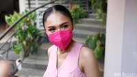 Sebagai pelengkap penampilan, Yuni Shara mengenakan masker hot pink dan menata rambutnya klimis. (Foto: Noel/detikcom) 