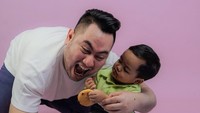 Saat mempromosikan usaha donatnya, Nassar tampil maksimal nih. Ia jalani pemotretan dengan sang anak. Lucu ya ekspresi mereka? 