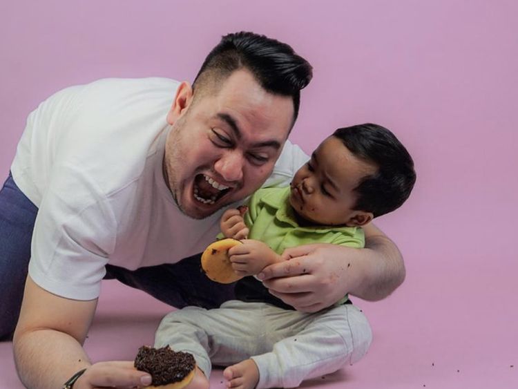 10 Potret Kulineran King Nassar yang Tengah Bahagia Bertemu sang Anak