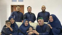 Pria 34 tahun ini sangat dekat dengan keluarga. Pada momen lebaran tahun lalu, mereka semua kumpul. Agendanya tentu saja makan enak!
