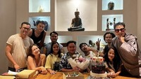Ulang tahun King Nassar memang sederhana, namun ia merasa senang karena dikelilingi orang-orang terdekat. Nassar juga mendapat kejutan kue nih!