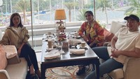 Begini nih gaya keren Nassar saat nikmati afternoon tea di sebuah hotel mewah. Ia diajak dua sahabatnya, salah satunya Selfi Nafilah.
