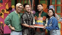 Nassar begitu kompak dengan para pembawa acara Pagi-pagi Ambyar di Trans TV. Dalam momen ini, mereka tengah merayakan hari ulang tahun Rian Ibram dengan kue bertingkat yang keren. 