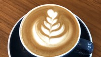 Memotret kopi dan kue, Nassar bertanya pada penggemarnya di Instagram. “Cappucino” ato “Brownies” ??????? Yang mana guys??????? Mana yang bikin nyamannn aja kali yahhhhh ,,,,, or??????????? katanya.