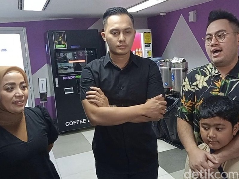 10 Potret Kulineran King Nassar yang Tengah Bahagia Bertemu sang Anak