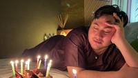 Perayaan ulang tahun Nassar pada tahun 2020 juga sederhana nih. Di atas kasur, ia tiup lilin kue ulang tahun. Pelantun Seperti Mati Lampu ini pun melantunkan banyak harapan baik.