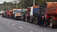 Mereka melakukan aksi demo dengan memblokade jalan.
