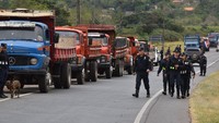Para aliansi truk ini menimbulkan antrean panjang hingga mengular.