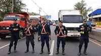 Aksi ini dikawal ketat personel kepolisian setempat.