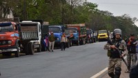 Beberapa personel bahkan menggunakan persenjataan lengkap.