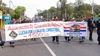 Para sopir juga membawa sejumlah atribut seperti spanduk.