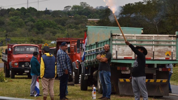 Truck drivers hold a blockade to protest against the increase of fuel prices in Capiata, Paraguay, on September 12, 2022. (Photo by NORBERTO DUARTE / AFP) (Photo by NORBERTO DUARTE/AFP via Getty Images)