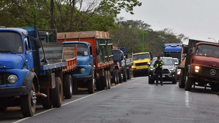 Truck drivers hold a blockade to protest against the increase of fuel prices in Capiata, Paraguay, on September 12, 2022. (Photo by NORBERTO DUARTE / AFP) (Photo by NORBERTO DUARTE/AFP via Getty Images)