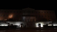 Memang tidak sepenuhnya listrik dimastik di gedung tersebut, ada beberapa lampu yang menyala sesuai kebutuhan. Foto: Anadolu Agency via Getty Images/Anadolu Agency