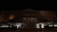 Gedung Parlemen Yunani terlihat gelap gulita karena penghematan listrik yang diserukan pemerintah. Foto: Anadolu Agency via Getty Images/Anadolu Agency