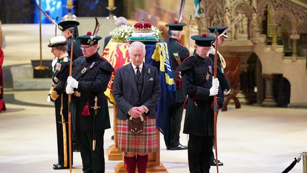 EDINBURGH, SCOTLAND - SEPTEMBER 12: King Charles III, Prince Edward, Duke of Wessex, Princess Anne, Princes Royal and Prince Andrew, Duke of York hold a vigil at St Giles' Cathedral, in honour of Queen Elizabeth II as members of the public walk past on September 12, 2022 in Edinburgh, Scotland. The Queen's four children attend to stand vigil over her coffin where it lies in rest for 24 hours before being transferred by air to London. (Photo by Jane Barlow - WPA Pool/Getty Images)