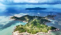 Sedikitnya 13 turbin angin berdiri gagah di Pulau Lvhua Timur, Zhoushan, China, Sabtu (10/9/2022). Zhoushan terletak 284 km sebelah selatan kota Shanghai. 
