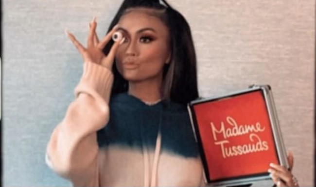 Tak sedikit netizen yang mengomentari jika wajah wanita 36 tahun itu kini terlihat semakin tidak natural. Sebelumnya Agnez sendiri sempat dituding melakukan oplas pada wajahnya. Foto: Instagram/@agnezmo