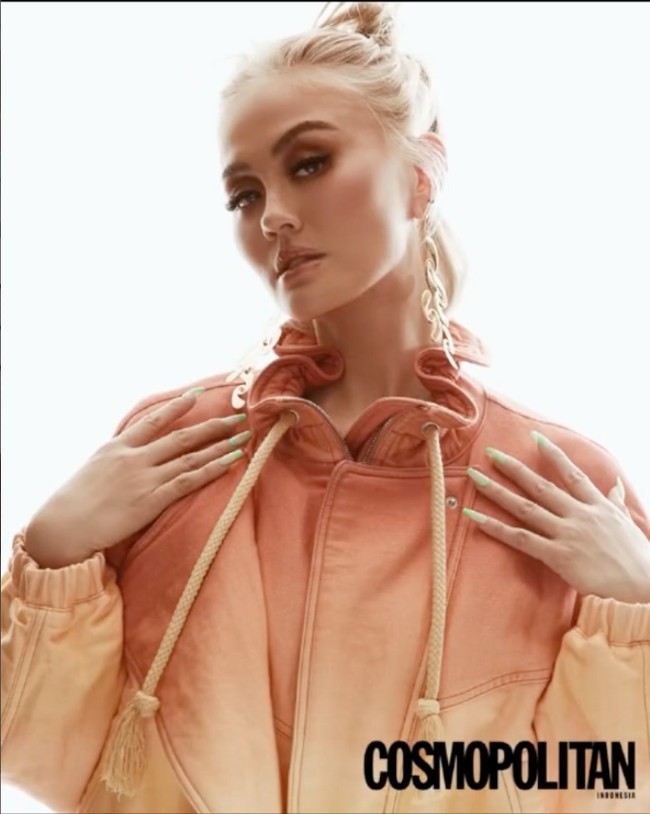 Beragam komentar pedas netizen pun terlihat muncul menghiasi akun Instagramnya. Bahkan ada netizen yang menyebut Agnez sebagai barbie jelek karena perubahan wajahnya yang disebut terlihat tak natural. Foto: Instagram/@agnezmo