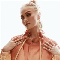 Beragam komentar pedas netizen pun terlihat muncul menghiasi akun Instagramnya. Bahkan ada netizen yang menyebut Agnez sebagai barbie jelek karena perubahan wajahnya yang disebut terlihat tak natural. Foto: Instagram/@agnezmo