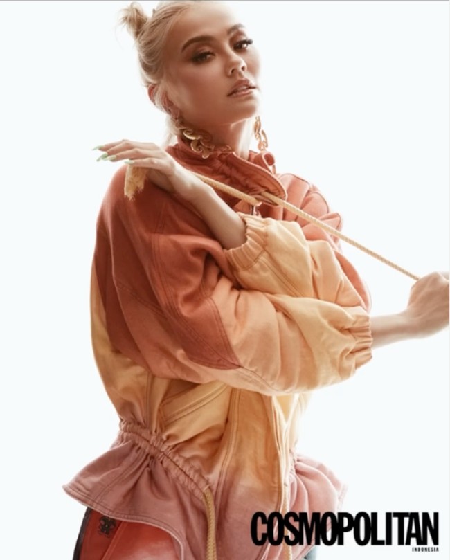 Wajah Agnez disebut semakin tirus dengan hidung yang mancung dan dagu yang lancip. Tak hanya itu saja, bibirnya pun terlihat semakin tebal. Foto: Instagram/@agnezmo