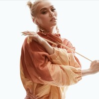 Wajah Agnez disebut semakin tirus dengan hidung yang mancung dan dagu yang lancip. Tak hanya itu saja, bibirnya pun terlihat semakin tebal. Foto: Instagram/@agnezmo