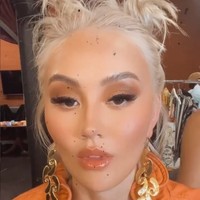 Karena banyaknya netizen yang ramai menyoroti perubahan wajahnya, Agnez pun sempat memberikan penjelasan. Ia mengatakan jika perubahan wajahnya itu bukan karena hasil operasi plastik, melainkan karena belakangan ini dirinya memang sering menggunakan filter di Instagram. Foto: Instagram/@agnezmo