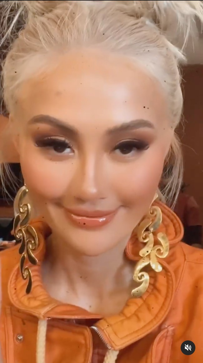 Filter-filter yang digunakan Agnez di Instagram tampaknya memang berhasil membuat wajahnya terlihat berubah drastis. Banyak netizen bahkan sampai tertipu dan mengira Agnez telah melakukan operasi plastik pada wajahnya. Foto: Instagram/@agnezmo