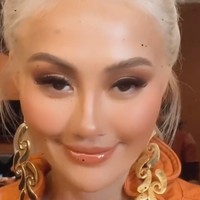 Filter-filter yang digunakan Agnez di Instagram tampaknya memang berhasil membuat wajahnya terlihat berubah drastis. Banyak netizen bahkan sampai tertipu dan mengira Agnez telah melakukan operasi plastik pada wajahnya. Foto: Instagram/@agnezmo