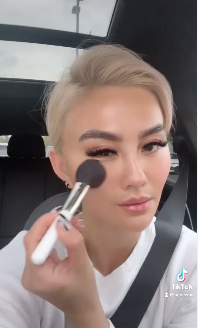 Jika diperhatikan, Agnez Mo sendiri memang senang gonta-ganti gaya penampilannya. Bentuk tubuhnya pun dulu sempat berotot dan membuatnya terlihat lebih kekar. Foto: Instagram/@agnezmo