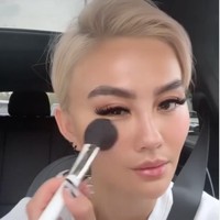 Jika diperhatikan, Agnez Mo sendiri memang senang gonta-ganti gaya penampilannya. Bentuk tubuhnya pun dulu sempat berotot dan membuatnya terlihat lebih kekar. Foto: Instagram/@agnezmo