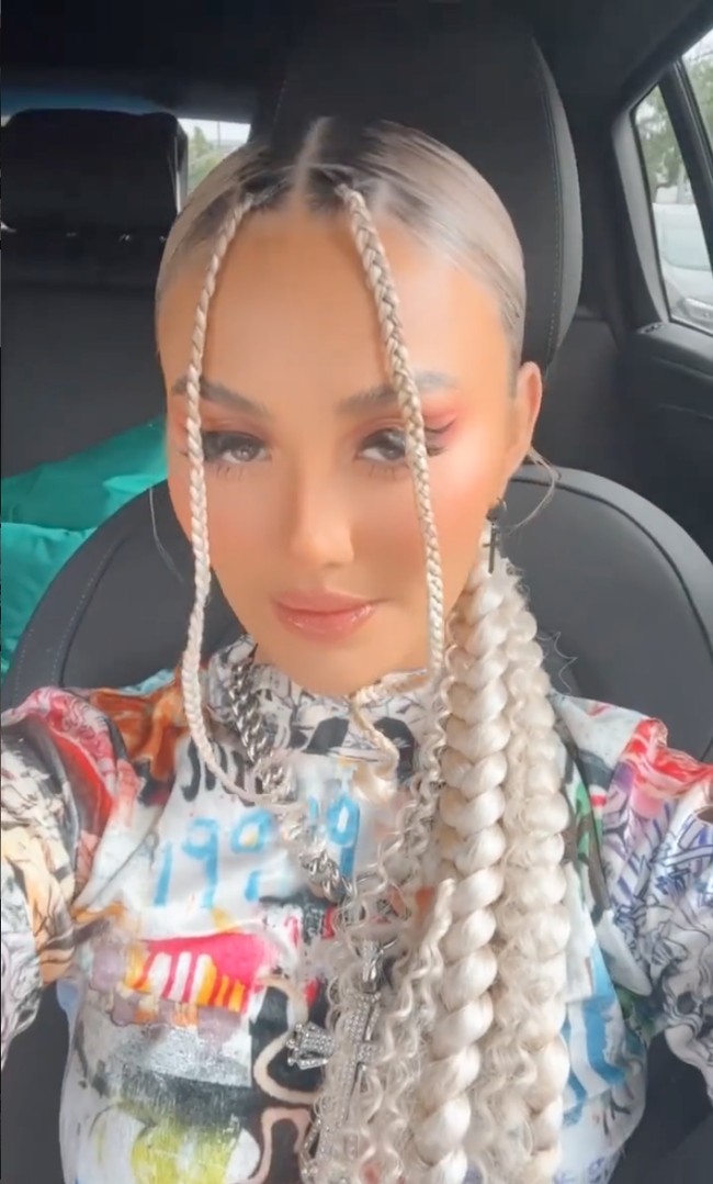 Banyak netizen yang mengaku lebih menyukai penampilan Agnez Mo yang dulu karena terlihat lebih natural. Bagaimana menurutmu penampilan Agnez saat ini? Foto: Instagram/@agnezmo