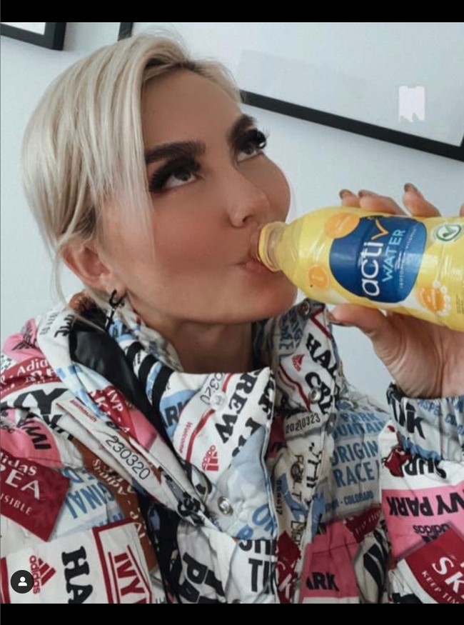 Melalui akun Instagram pribadinya Agnez Mo cukup aktif membagikan beragam kegiatan dan juga penampilannya. Salah satu yang mencuri atensi adalah wajah Agnez Mo yang disebut netizen kini berubah. Foto: Instagram/@agnezmo