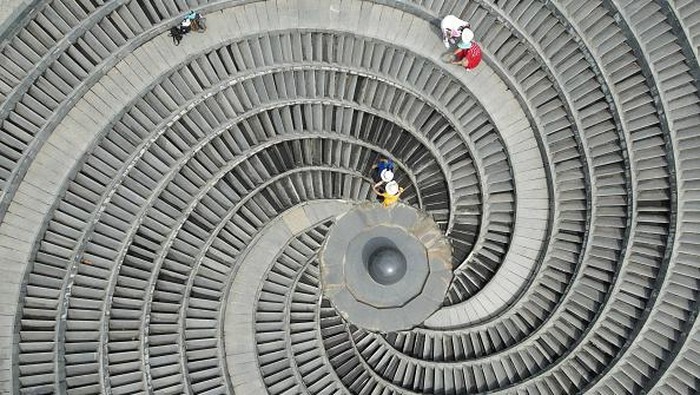 Air Mancur Spiral Raksasa di China Kini Mengering NANNING, CHINA - SEPTEMBER 12, 2022 - An aerial photo shows an ultra-modern giant circular mysterious fountain whirlpool at Jinhu Square in Nanning, South China's Guangxi Zhuang autonomous region, Sept 12, 2022. From the air, the spiral steps twist and rotate, interlocking, just like a profound
