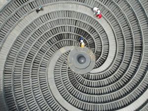 Air Mancur Spiral di China Kini Mengering, Terlihat Fotojenik