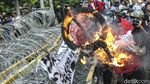 Panas Aksi Mahasiswa di Patung Kuda, Bakar Ban-Replika Keranda