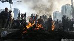 Panas Aksi Mahasiswa di Patung Kuda, Bakar Ban-Replika Keranda