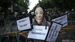 Riuh Demo Mahasiswa-Buruh Tolak Harga BBM di Patung Kuda