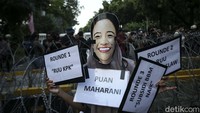 Massa aksi juga menggelar aksi teatrikal. Aksi ini digelar untuk menyindir aksi anggota DPR yang merayakan hari ulang tahun Puan Maharani saat gedung DPR di demo warga.