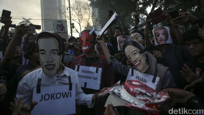 Aksi Teaterikal Sindir Perayaan Ultah Puan Maharani Massa menggelar aksi teatrikal di Patung Kuda, Jakarta, Selasa (13/9). Aksi ini untuk menyindir perayaan ulang tahun Puan Maharani di saat gedung DPR di demo warga.