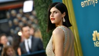 Alexandra Daddario masuk nominasi atas perannya dalam serial The White Lotus. Foto: Getty Images/Momodu Mansaray