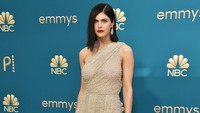 Gaun Alexandra Daddario tembus pandang dan menampilkan garis leher yang memperlihatkan dadanya. Foto: Getty Images/Momodu Mansaray