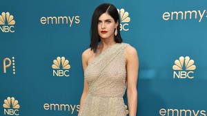 Meski belum sempat lihat, Daddario bilang dia senang banget dengar hal itu. “Aku tersanjung banget sih, tapi belum sempat lihat. Kalau ada kesempatan, pasti seru banget kerja bareng James Gunn,” ujarnya.  Foto: Getty Images/Momodu Mansaray