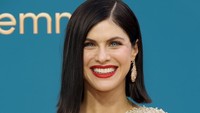 Alexandra Daddario tampil memukau dalam balutan gaun one-shoulder dari Dior Haute Couture dengan manik-manik tipis. Foto: Getty Images/Momodu Mansaray