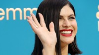 Alexandra Daddario tidak hanya mewarnai rambutnya menjadi hitam pekat, tetapi dia juga memotongnya menjadi model bob. Foto: Getty Images/Momodu Mansaray