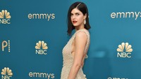 Alexandra Daddario melengkapi penampilannya dengan anting-anting berlian yang menjuntai. Foto: Getty Images/Momodu Mansaray