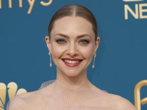 Amanda Seyfried Pamer Wajah Bareface dengan Kondisi Eczema, Banjir Pujian